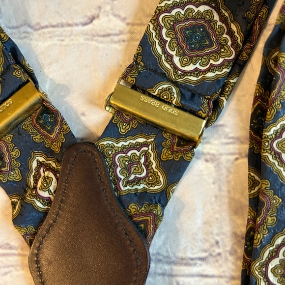 SOLID BRASS HARDWARE MENS PAISLEY PRINT MULTI COLORED BURGUNDY STRAP SUSPENDERS - Picture 3 of 6